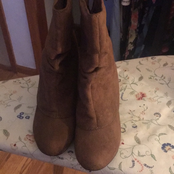 Brown heeled booties - Picture 2 of 2